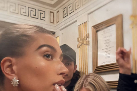 hailey bieber at the 2022 met gala with the glazed donut manicure by zola ganzorigt